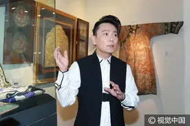 情歌王子变收藏大师 张信哲当导游讲解明清织绣服饰图片
