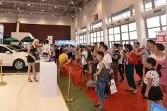 大朋友车展看车 小朋友活动多多图片