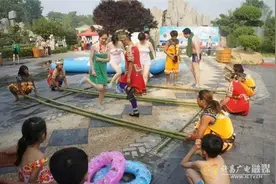看！水上冲关电视大赛“肌肉男”的表现图片