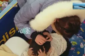 安迪摔倒碰到头，黄圣依心疼，妈妈还是爱孩子的视频封面