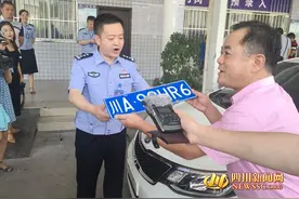 简阳换川A车牌首日 平均一小时办完换牌手续(图)图片