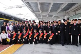 南宁与乌鲁木齐开行直达列车 广西史上"最长列车"图片