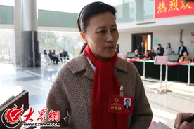 济南政协委员今日报到 结伴乘公交“绿色出行”图片