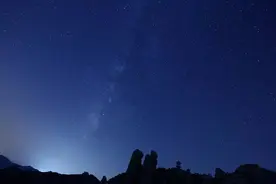 爱她，就带她去最美的地方，抬头见银河，睁眼看美景！图片