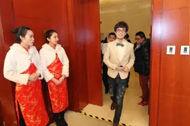 你认得出这是当年唱《黄昏》的“小刚”周传雄吗？图片