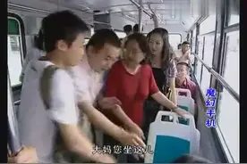 公交让给老太太的座位，竟然让小伙给抢了，看女孩怎么报复他