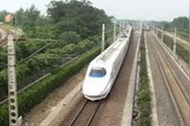 火车票卡在出票口 旅客眼睁睁看着高铁开走图片