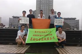街头与陌生人合影 南航学子地铁站“信任接力”图片