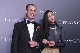 胸不平何以平天下！刘雯平胸还是受高层宠爱 嘟嘴卖萌太犯规图片