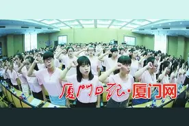 城市学院最温情毕业典礼 校长坚持和每个毕业生合影图片