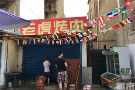 西安索罗巷烤肉店凌晨遭打砸 肇事者疑醉酒惹祸图片