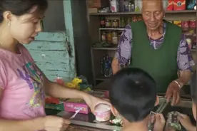 80岁老奶奶家里的小卖部，小静3块钱买了5根雪糕你们觉得便宜吗？