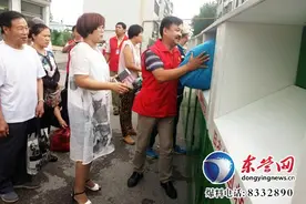 营园小区居民捐献旧衣 奉献爱心图片