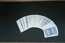 两个人玩的小游戏，只要一副扑克牌就可以，很适合亲子互动哦！