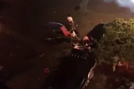 长沙街头斗殴：男子搬石块猛砸另一人头图片