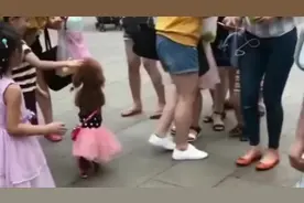 站着走路的网红狗狗泰迪，你们见过吗？穿上衣服和小孩一样！