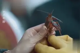 只因为小龙虾缺了两条腿就被扣俩月工资，小伙霸气掏出4000块