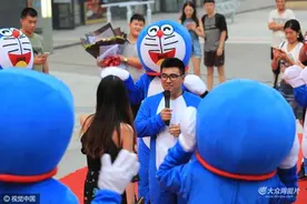 真爱！济南哆啦A梦快闪求婚女主喜极而泣图片