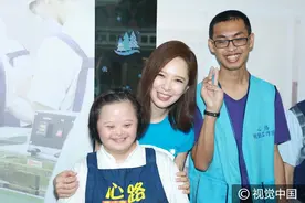有爱心的女人最美！天心助阵公益活动与智障儿童亲密合影图片
