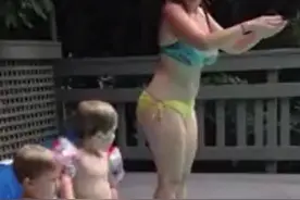 美国宝宝模仿妈妈跳水，结果脸部朝下直直倒下，妈妈：哈哈哈哈哈～宝宝：你们能体会，肚子拍到水面的那种痛吗