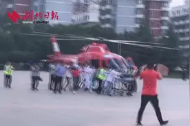 玩耍时3岁女童意外掉落热水桶，全身65%烧伤，鄂渝两省空中接力来汉救治抖音小助手视频封面