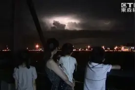 嘉义天空连6小时上演"闪电秀" 引民众围观图片