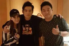 昆凌周杰伦搂肩合照 网友：“天王嫂”好小只图片