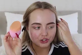 妹子脸上长了很痤疮，打几层粉底痘痘都没了，真神奇