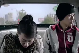 小伙打车 没想到冲上来一位姑娘 还当场换破袜子！视频封面