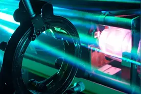 俄学家提出借助激光器从地球向卫星供电的假设图片