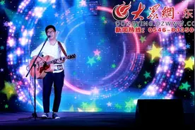 这个小伙可真棒！一把吉他“弹”出中国好声音山东赛区亚军图片
