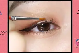 新手该怎样画眼妆？小姐姐手把手教你这样涂，简单易学还自然！