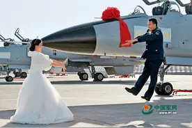 兰空集体婚礼用牵引车迎娶新娘 战机前合影图片