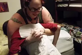 国外小伙让妈妈陪练拳击视频封面