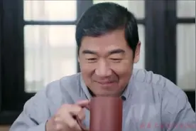 张国立不愧为四川女婿，下厨房露一手有模有样视频封面
