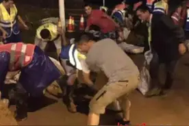 中建三局二公司员工自发成立抗洪救援突击队图片