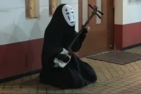 自然趣闻：二次元红人＂无脸男＂街头卖艺乞讨,贵圈很难混么图片