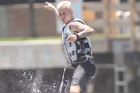 专注的时候挺帅的！贾斯汀·比伯海边滑水 秀双臂肌肉男人味十足图片