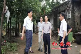 卫计人：战斗在抗洪救灾一线图片