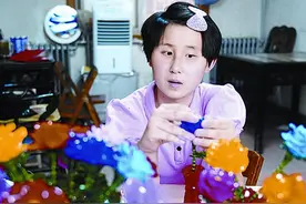 盲童编织多彩生活图片