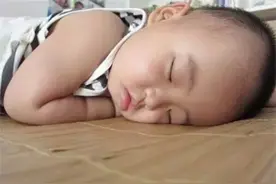 孩子到底要不要睡凉席，其中的利弊你知道吗图片