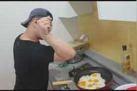 韩国大脸哥自制煎蛋拉面，这么多煎蛋，看饿了