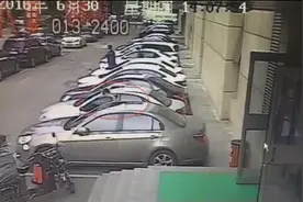 遥控锁车后车内钱被盗 竟是行窃男子隔空动手脚图片