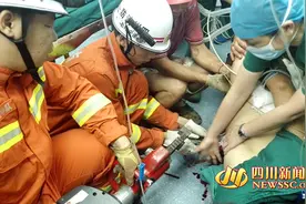 遂宁男子从工地5楼坠至3楼 身体被插入5根钢筋图片