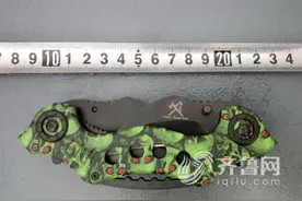 小伙儿随身带爪子刀乘动车 民警发现依法收缴图片
