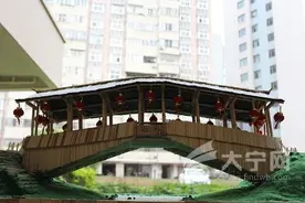 宁德师院学生用废纸制作廊桥模型图片