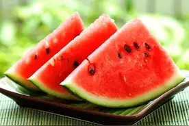 西瓜盖保鲜膜放入冰箱会害死人？！图片