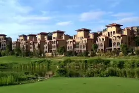 云南曲靖：投入50亿 占地万亩 金麟湾爱情小镇美得醉了！视频封面