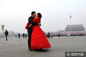 中外情侣天安门激情热吻迎接“国际接吻日”图片