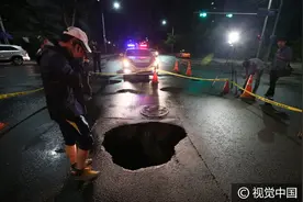 韩国首尔暴雨导致路面出现坑洞图片
